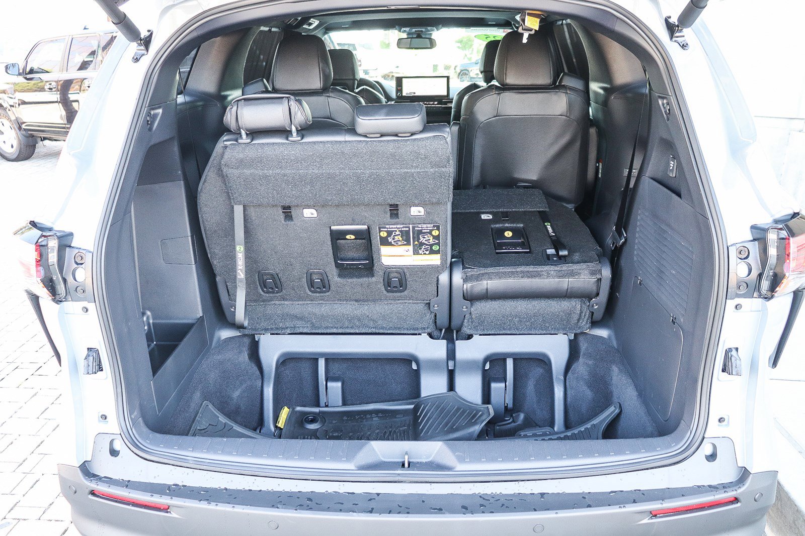 2025 Toyota Sienna Woodland Edition photo 24