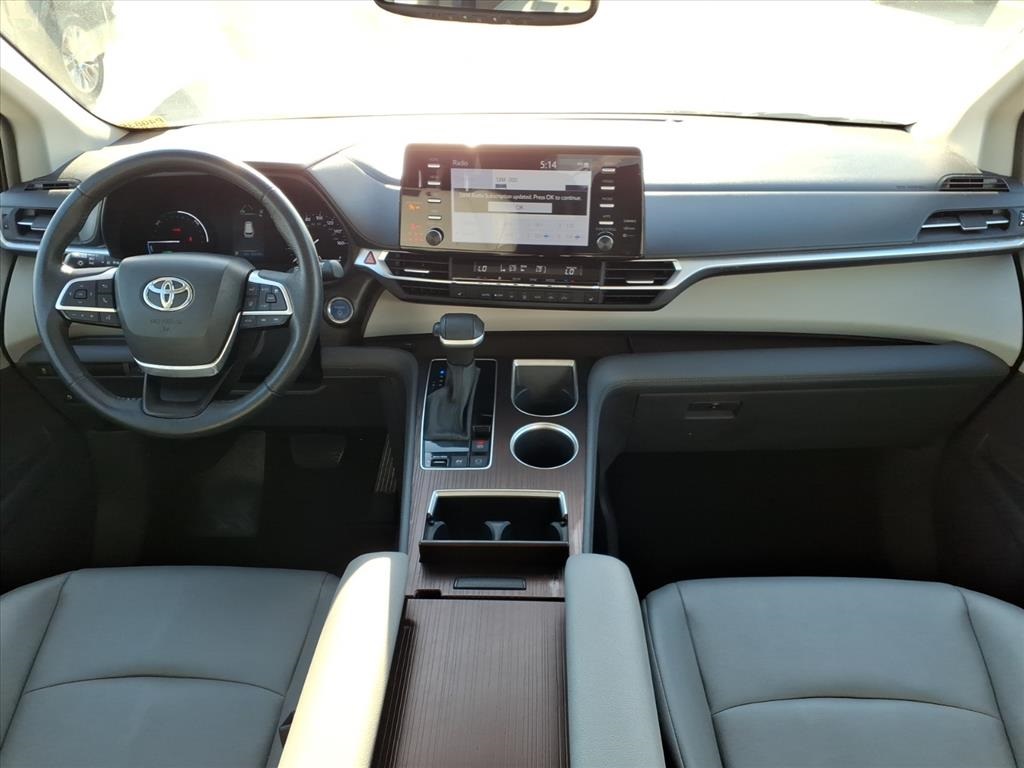 2024 Toyota Sienna XLE photo 3