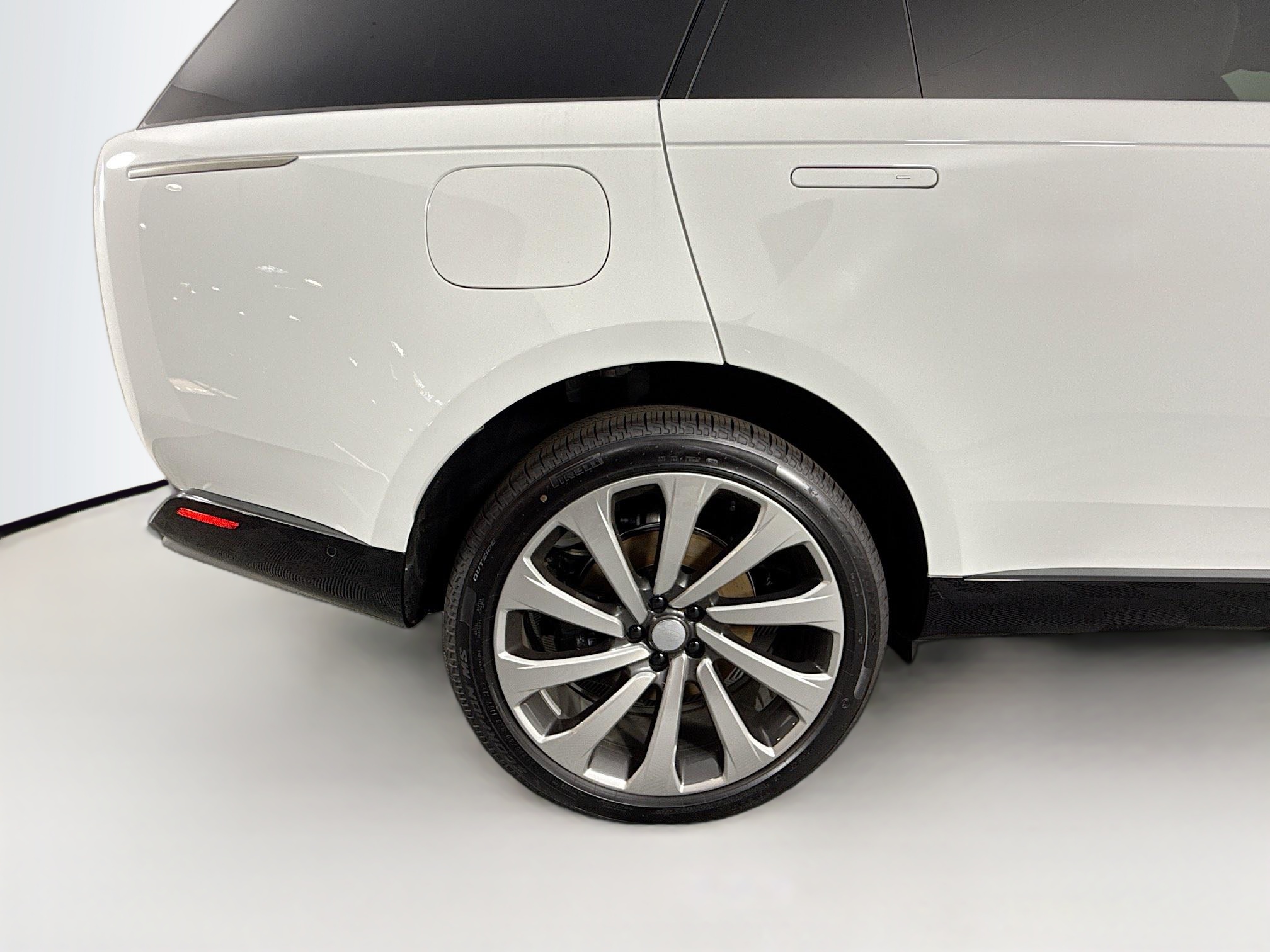2025 Land Rover Range Rover SE photo 10