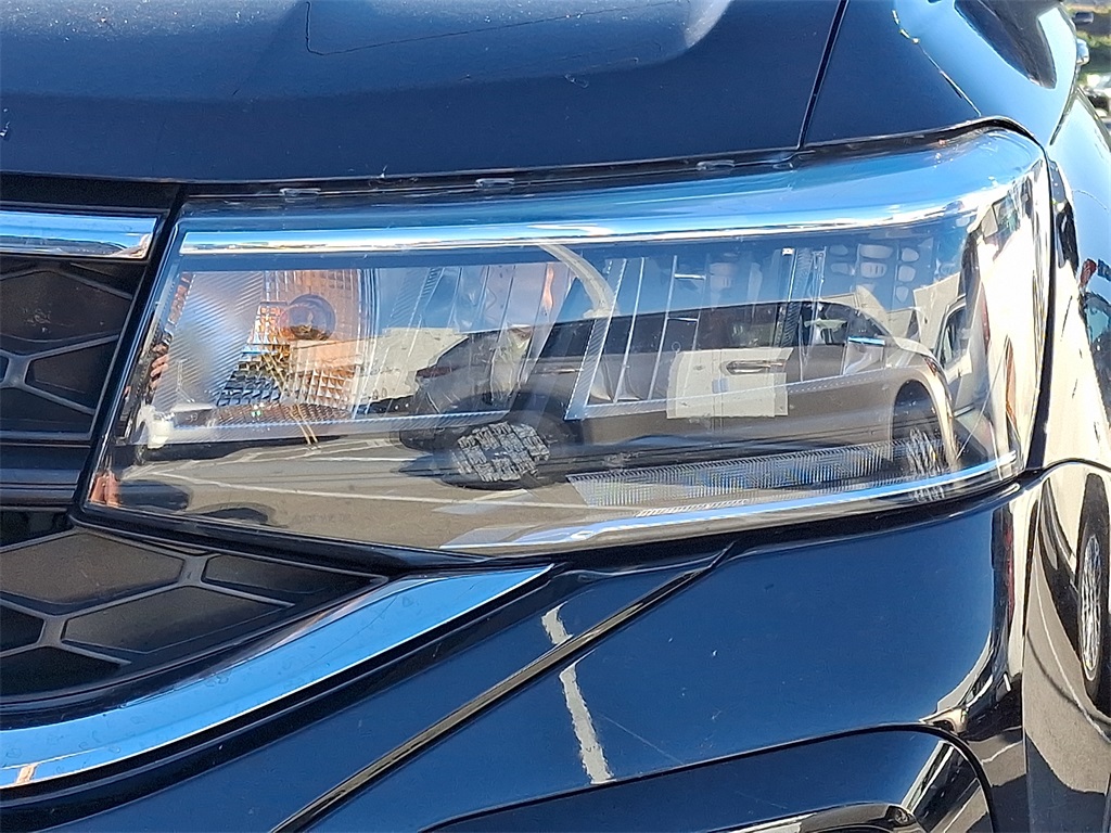 2023 Volkswagen Taos SE photo 4