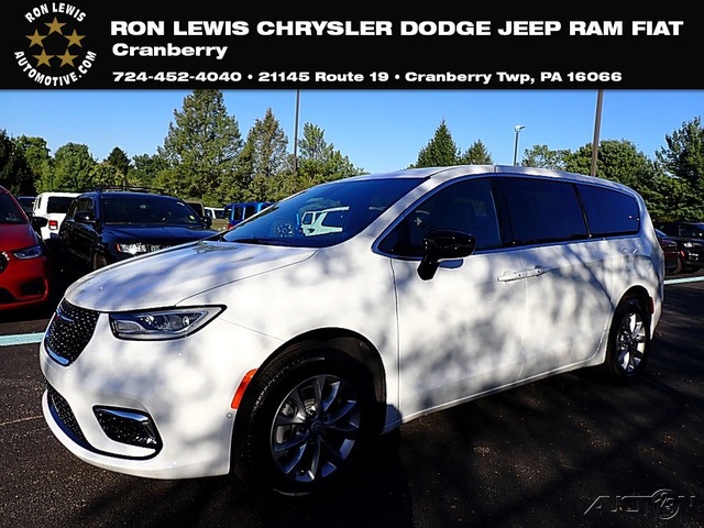 2026 Chrysler Pacifica Select's photo