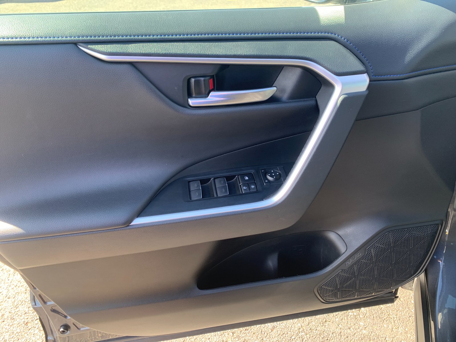 2023 Toyota RAV4 Hybrid XSE photo 9