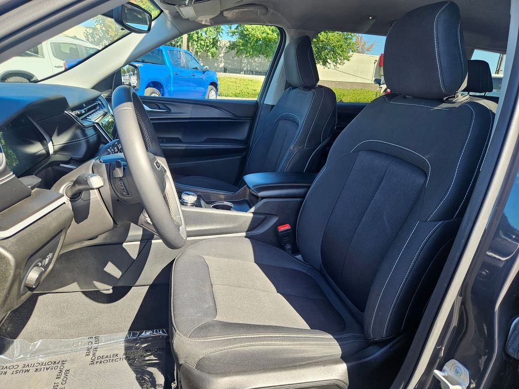 2023 Jeep Grand Cherokee Laredo photo 11