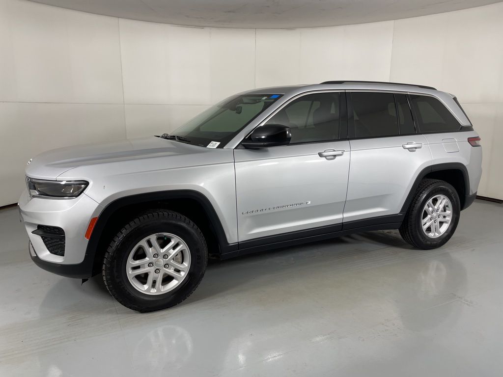 2023 Jeep Grand Cherokee Laredo photo 2