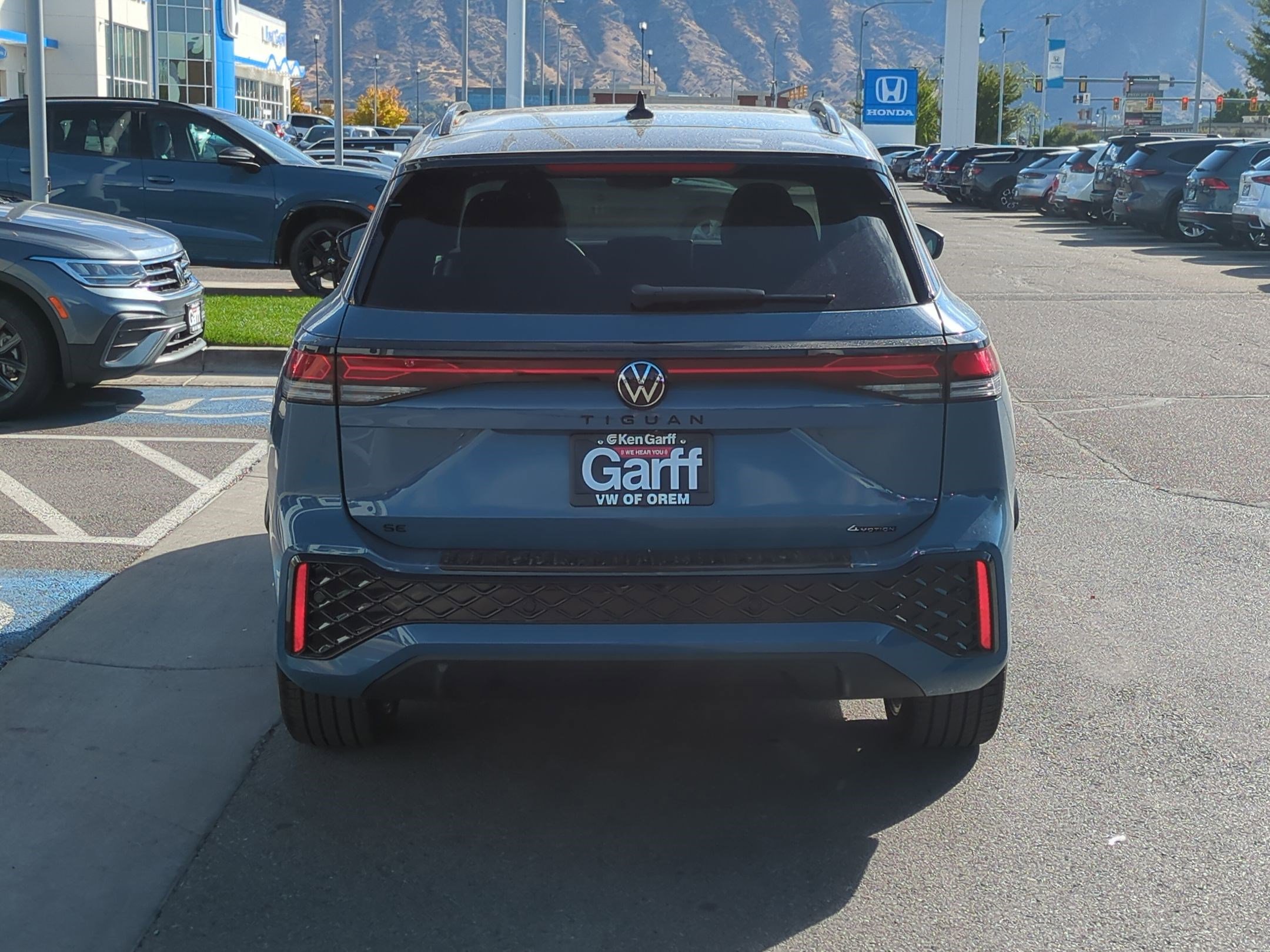 2025 Volkswagen Tiguan SE R-Line Black photo 4