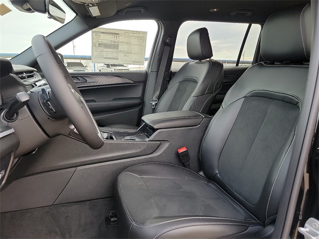 2025 Jeep Grand Cherokee Altitude photo 11