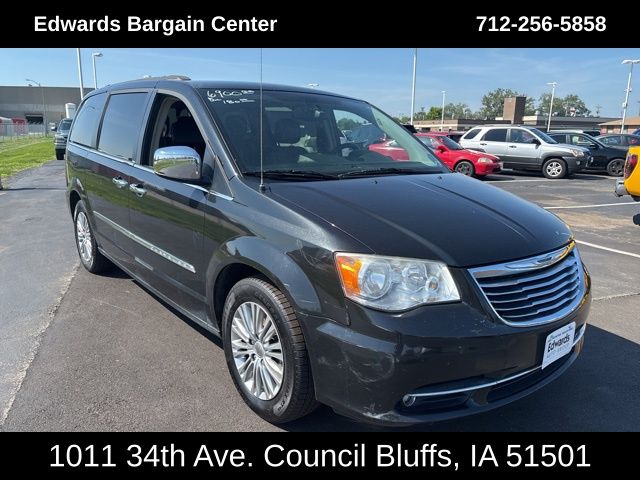 2013 Chrysler Town & Country photo 2
