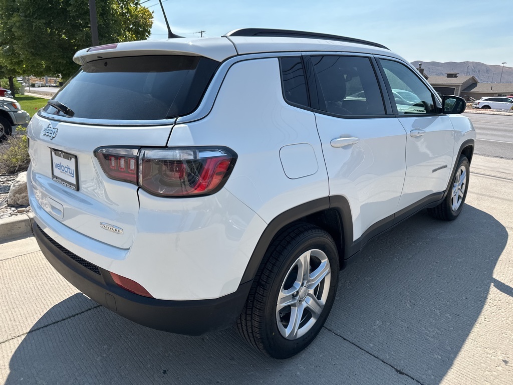 2023 Jeep Compass Latitude photo 3