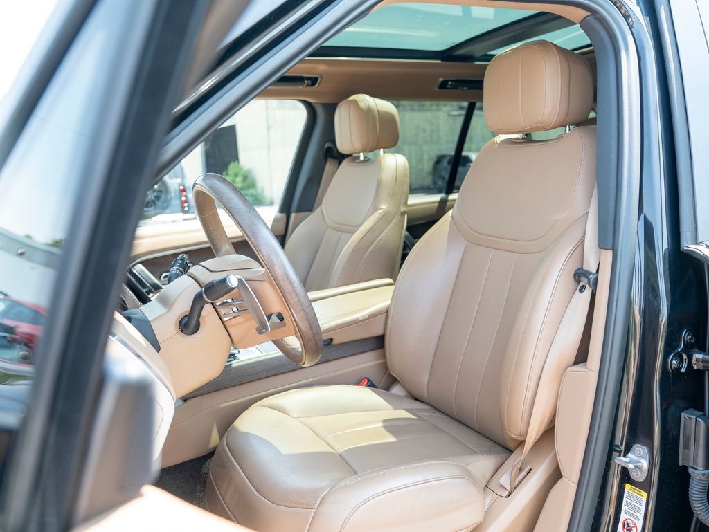 2023 Land Rover Range Rover SE photo 18