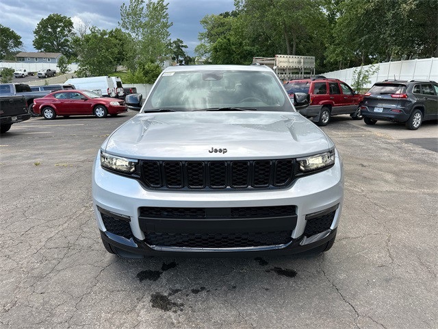 2025 Jeep Grand Cherokee Limited photo 3