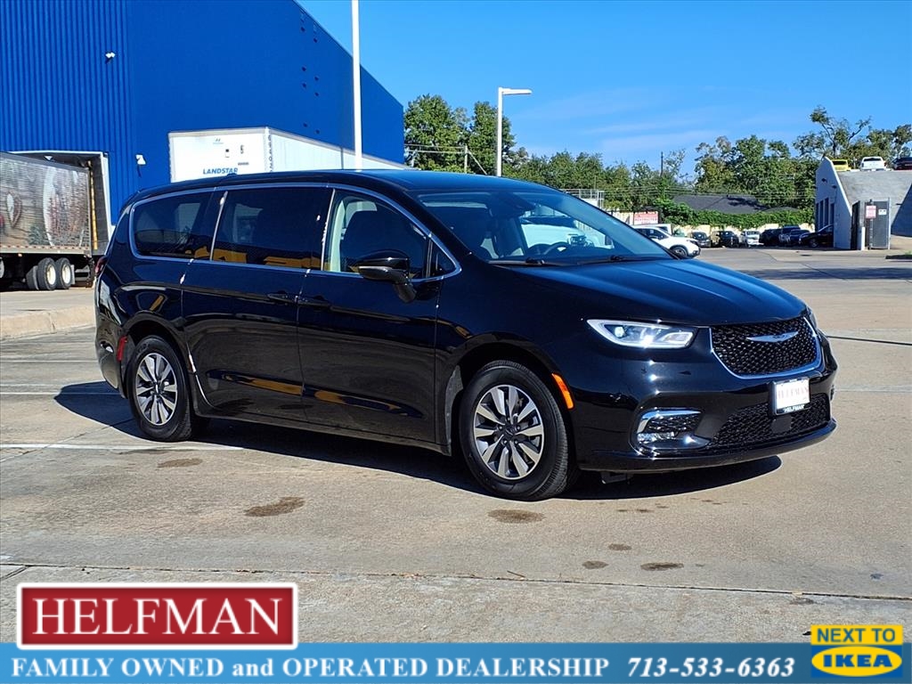2024 Chrysler Pacifica PHEV Select's photo