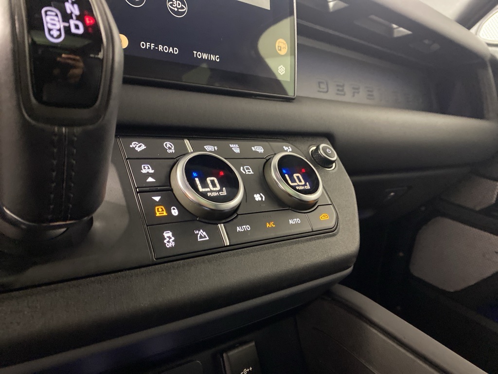 2024 Land Rover Defender 130 X-Dynamic SE photo 13
