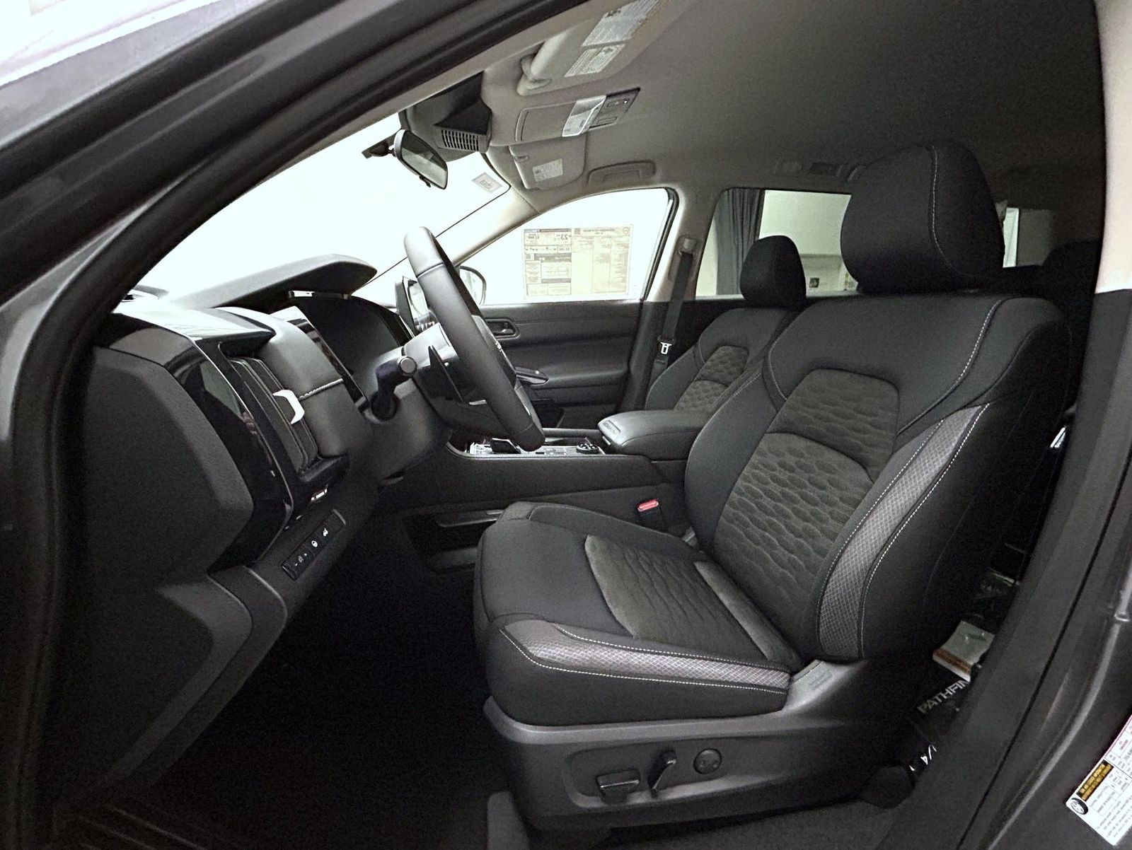 2025 Nissan Pathfinder SV photo 10