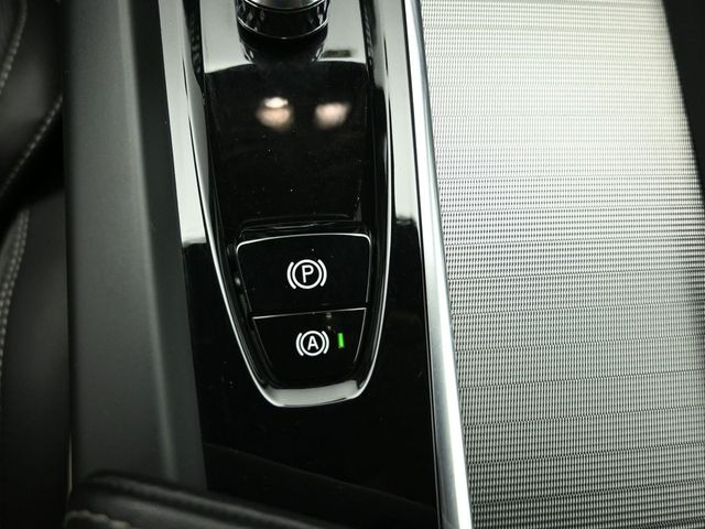 2022 VOLVO XC60 - Image 19