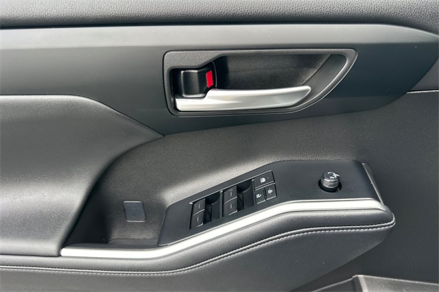 2025 Toyota Highlander XLE photo 11