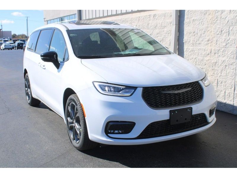 2026 Chrysler Pacifica photo 2