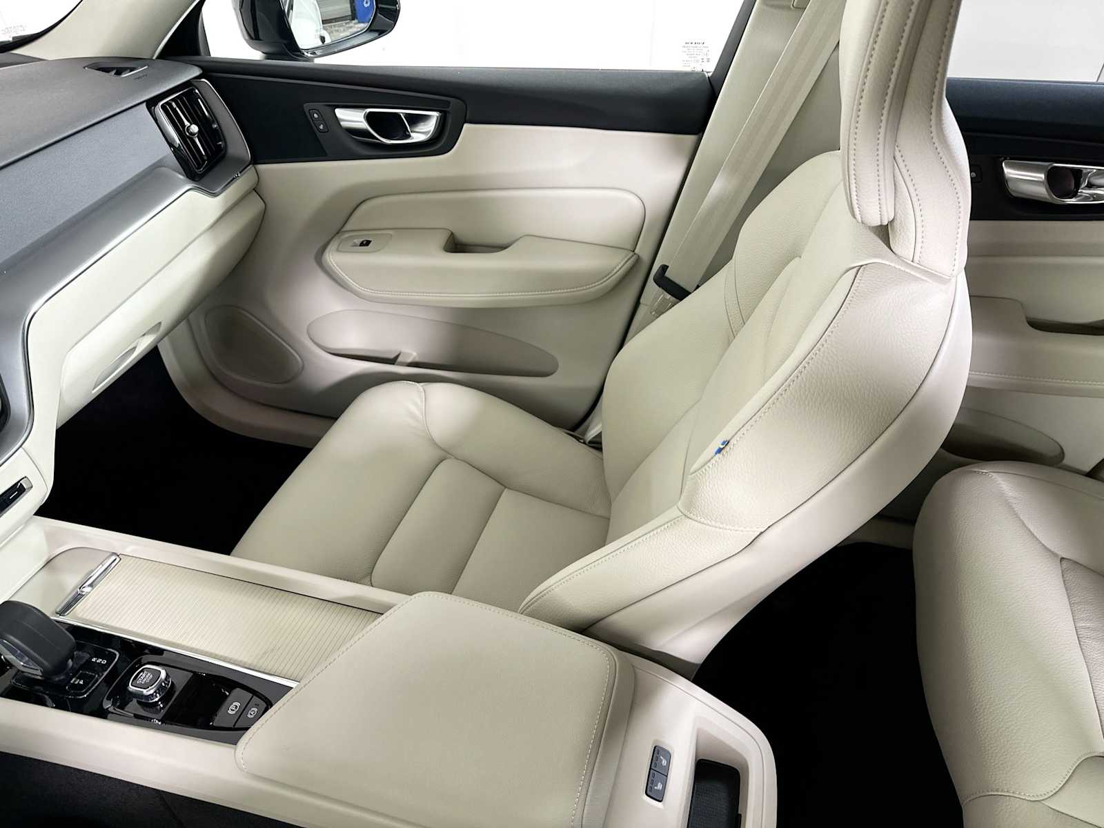 2025 Volvo XC60 T8 Plus photo 19