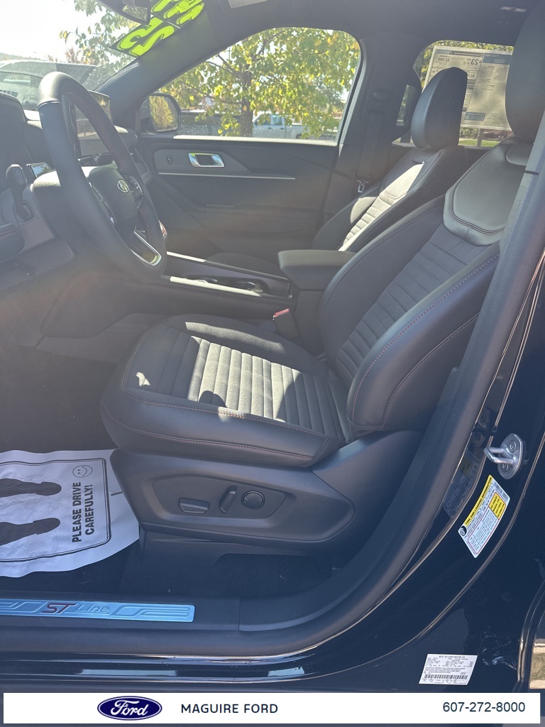 2025 Ford Explorer ST-Line photo 12