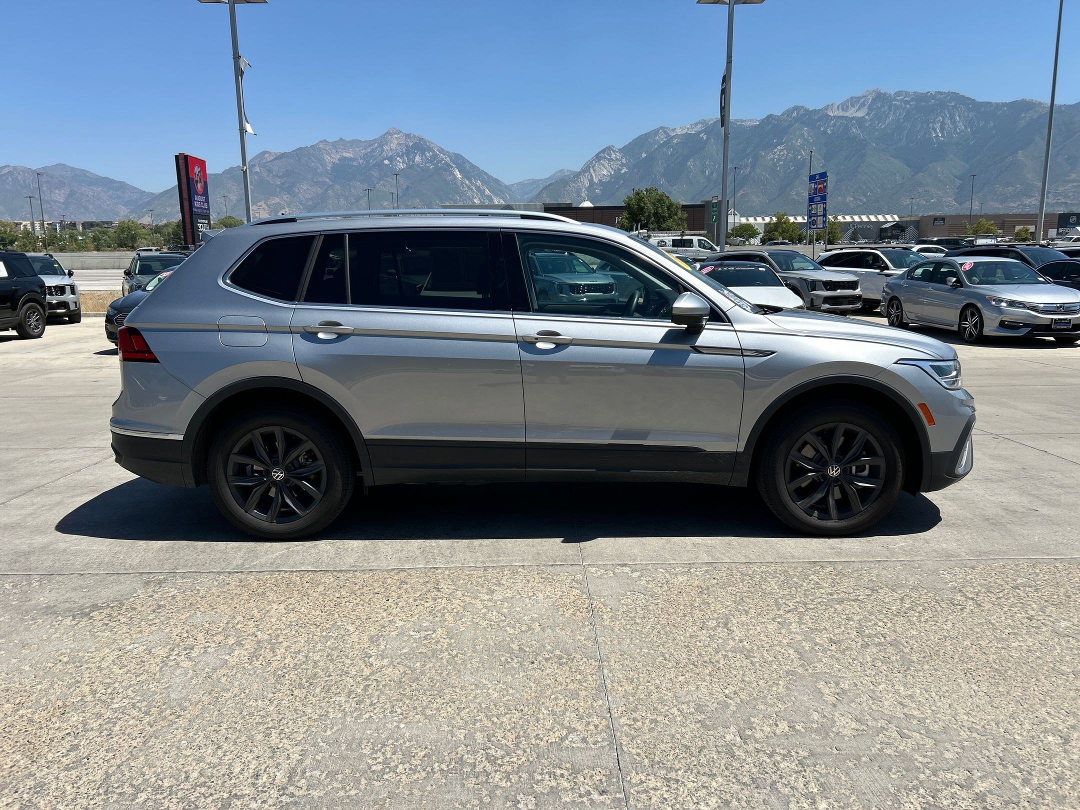 2024 Volkswagen Tiguan SE photo 2