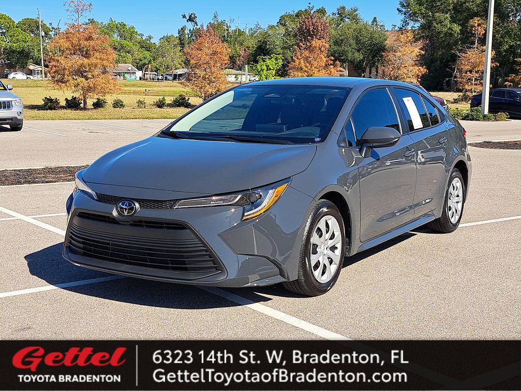 2024 Toyota Corolla LE's photo