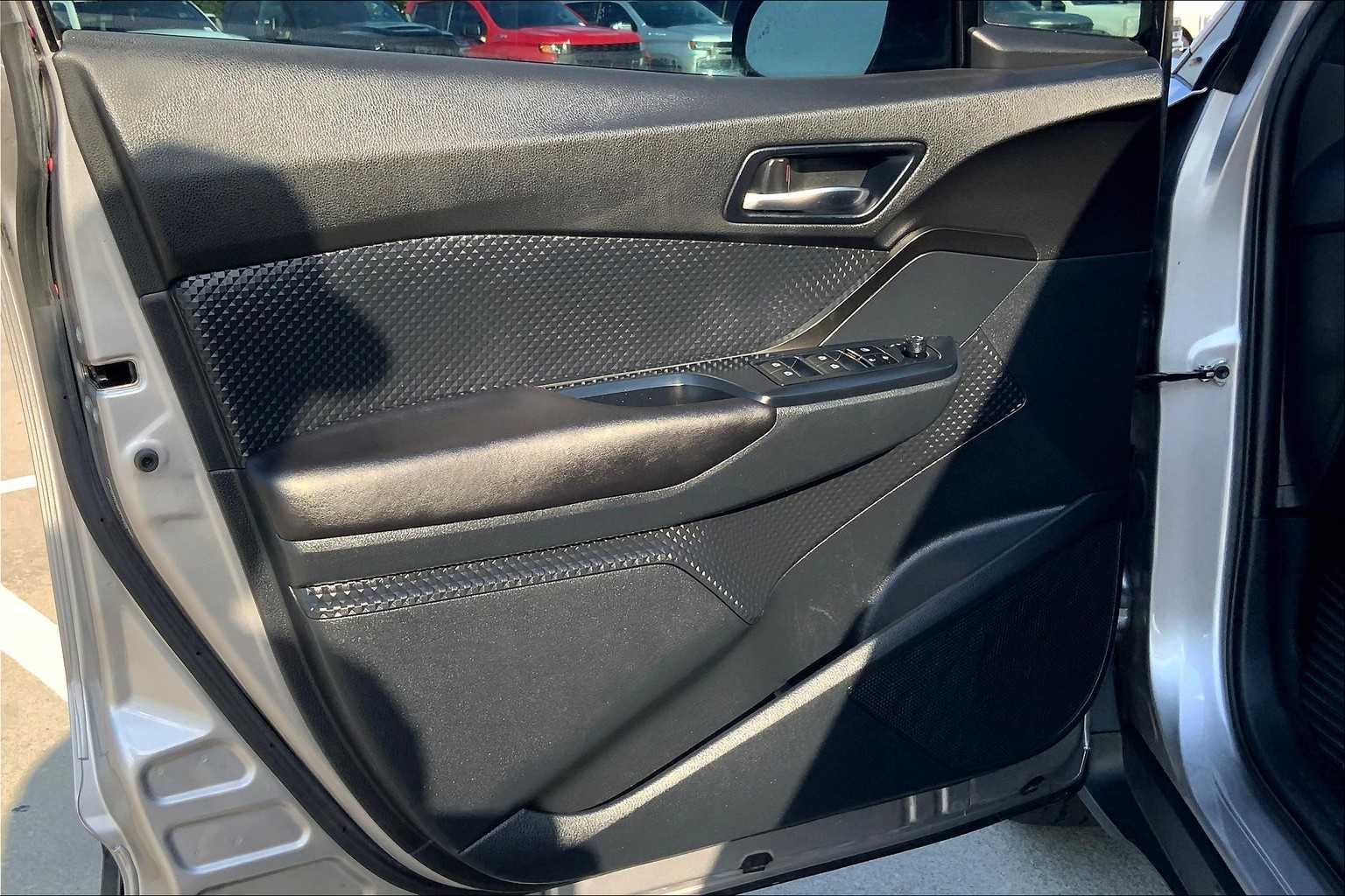 2018 Toyota C-HR XLE Premium photo 19