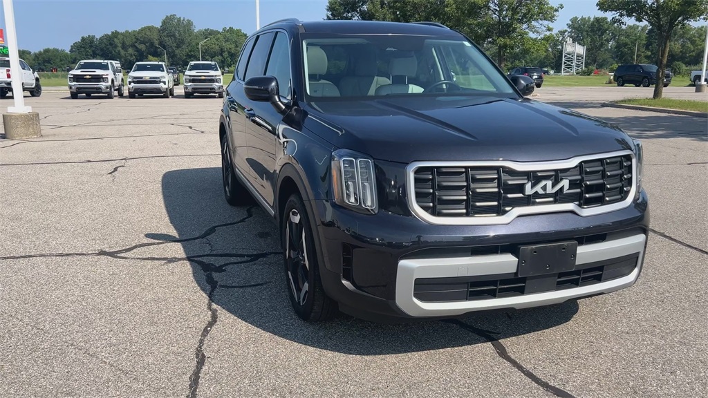 2025 Kia Telluride S photo 3