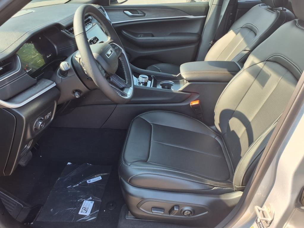 2025 Jeep Grand Cherokee Limited photo 2