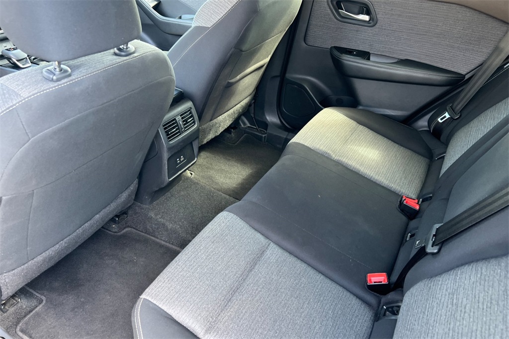 2023 Nissan Rogue SV photo 5