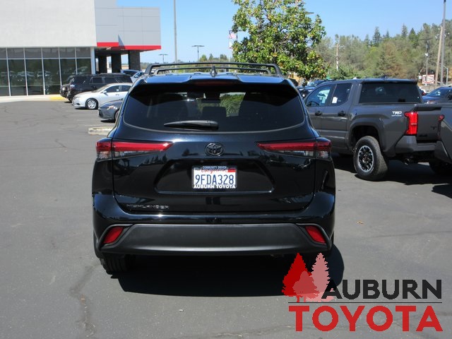 2023 Toyota Highlander L photo 3