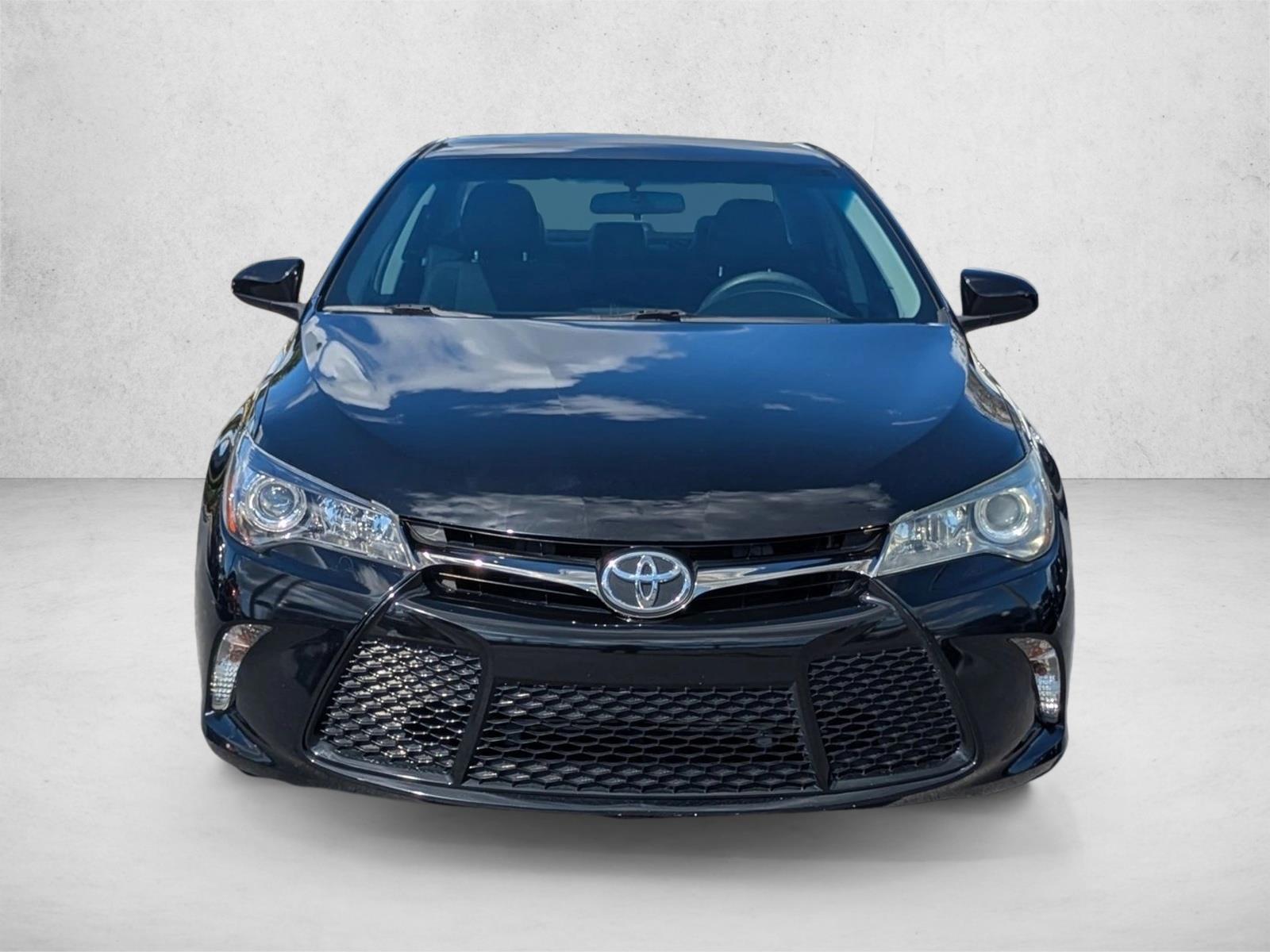 2016 Toyota Camry SE photo 2