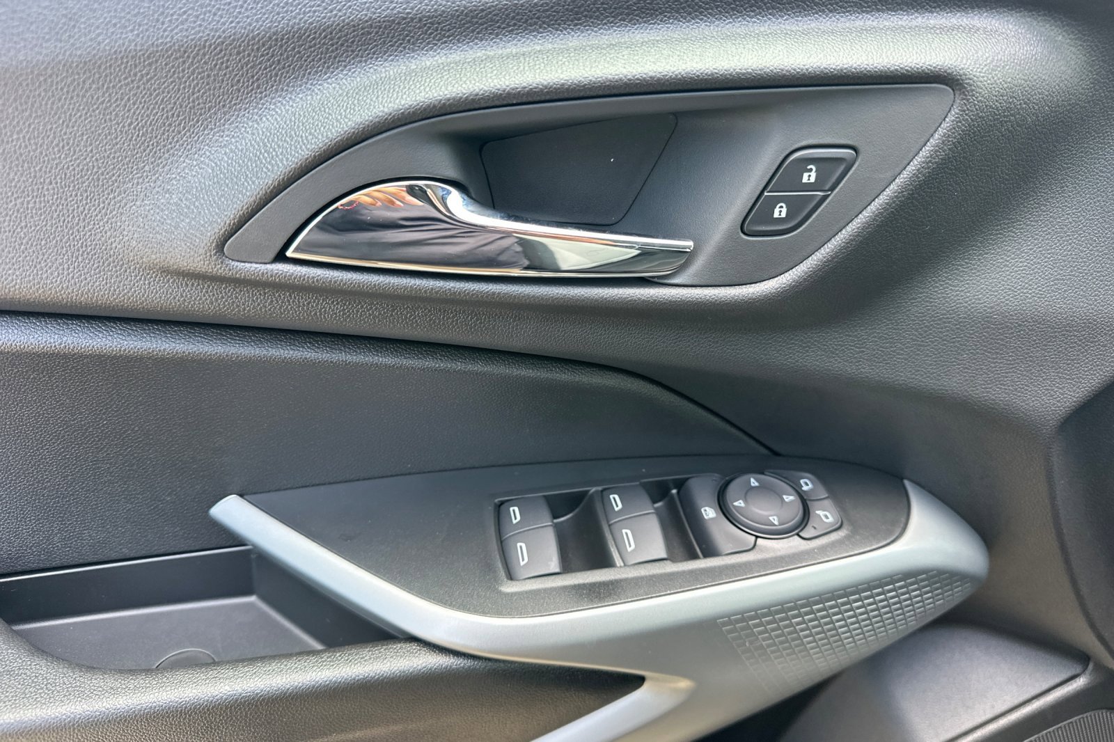 2025 Chevrolet Trax LS photo 11