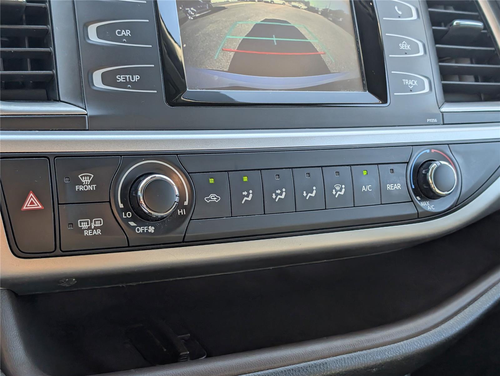 2018 Toyota Highlander LE photo 17