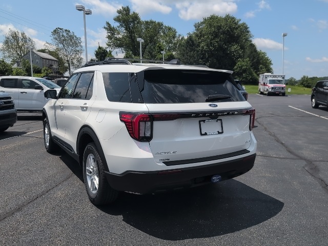 2025 Ford Explorer photo 3