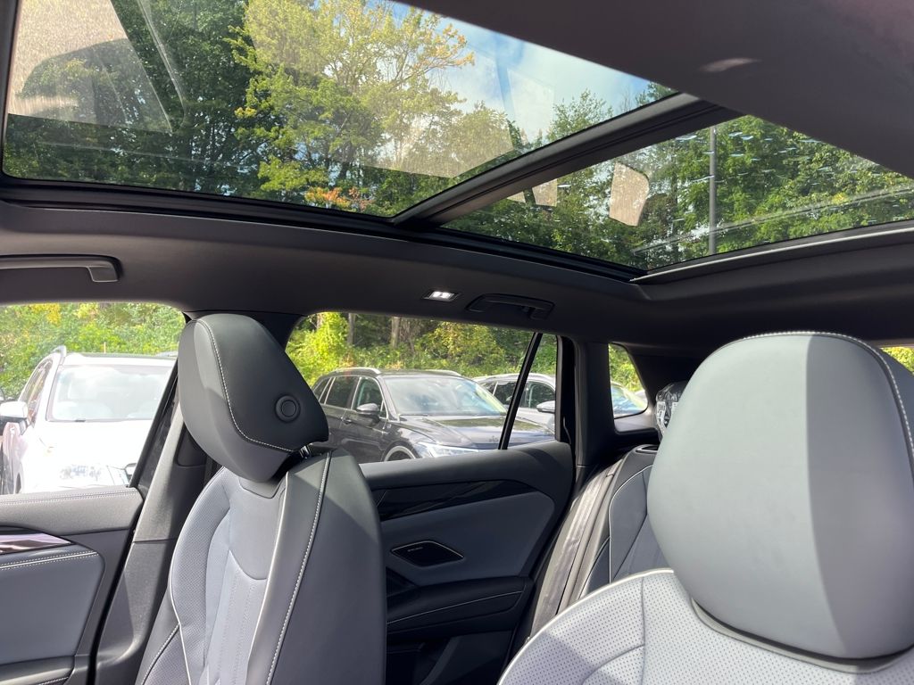 2025 Volkswagen Tiguan SEL R-Line Black photo 16