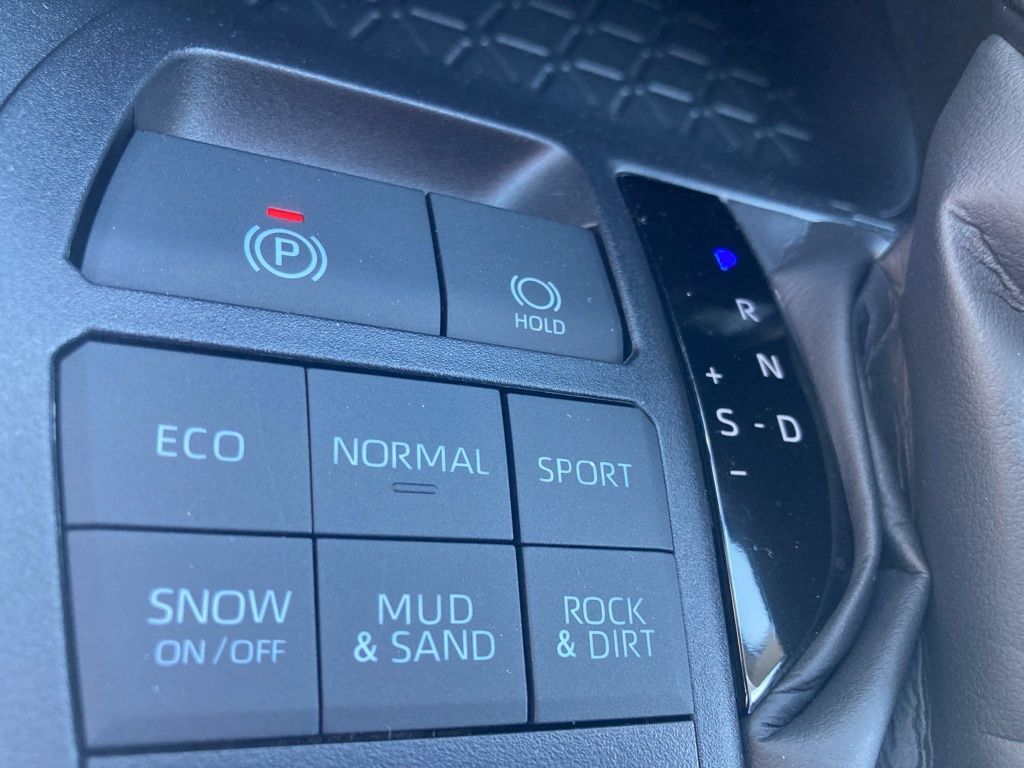 2025 Toyota RAV4 XLE photo 18