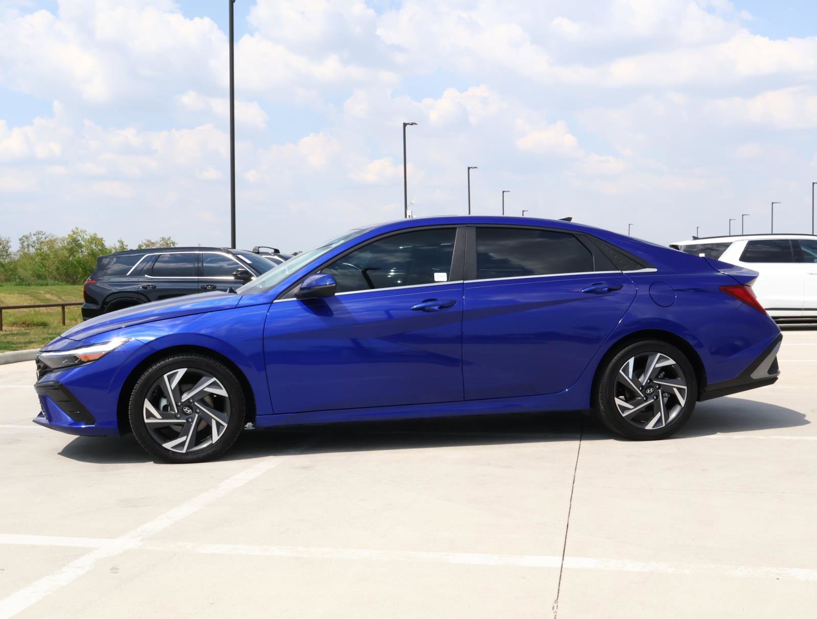 2025 Hyundai Elantra Hybrid Limited photo 2