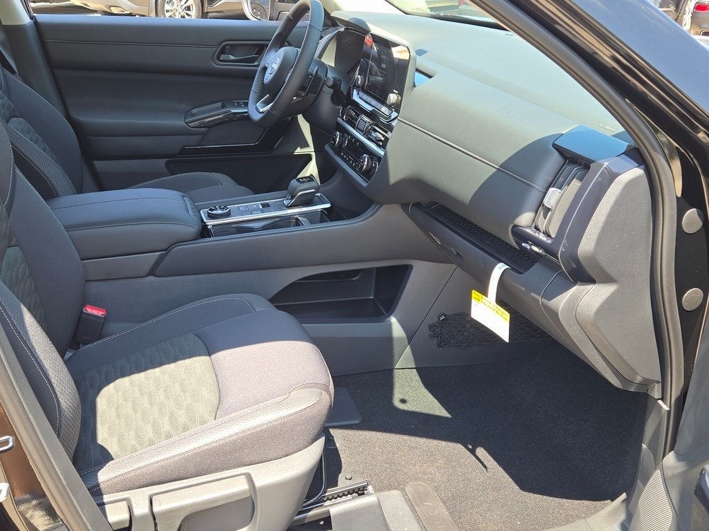 2025 Nissan Pathfinder SV photo 4