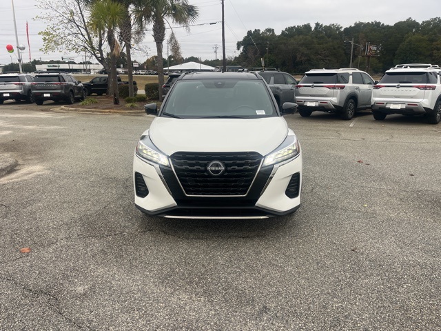 2023 Nissan Kicks SR photo 2