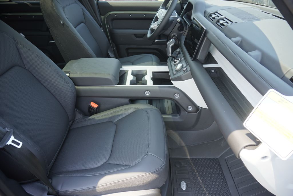 2025 Land Rover Defender 110 S photo 22