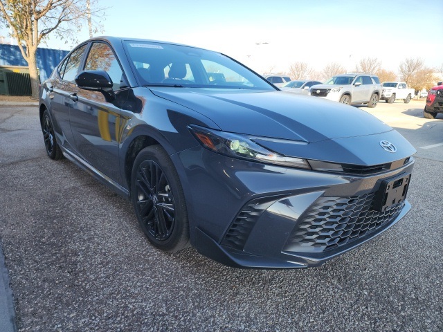 2025 Toyota Camry SE's photo