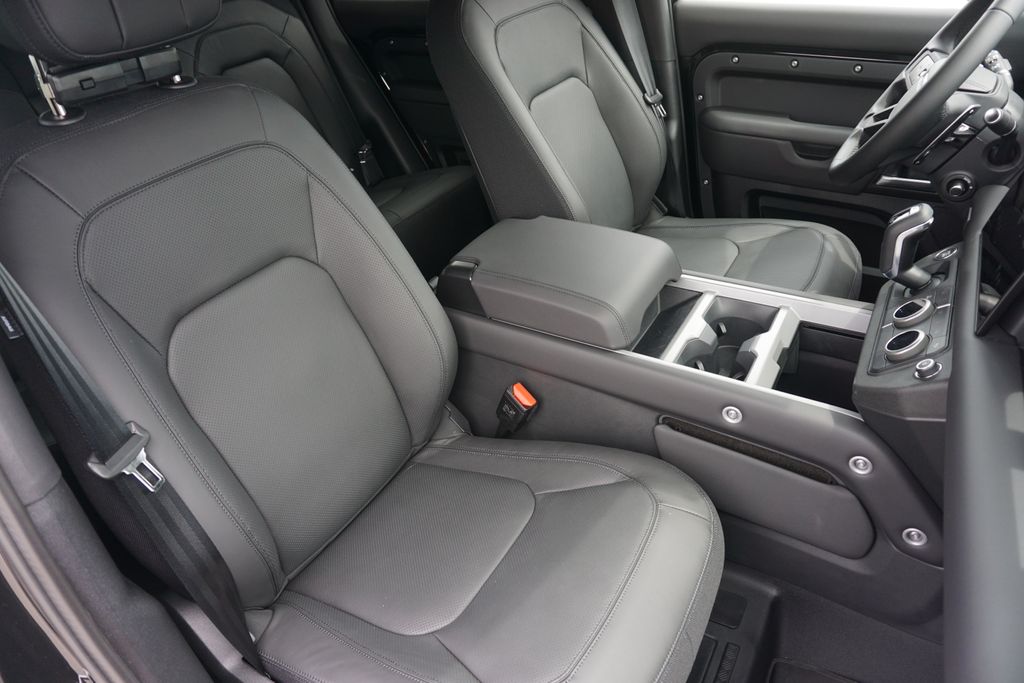 2025 Land Rover Defender 110 V8 photo 24
