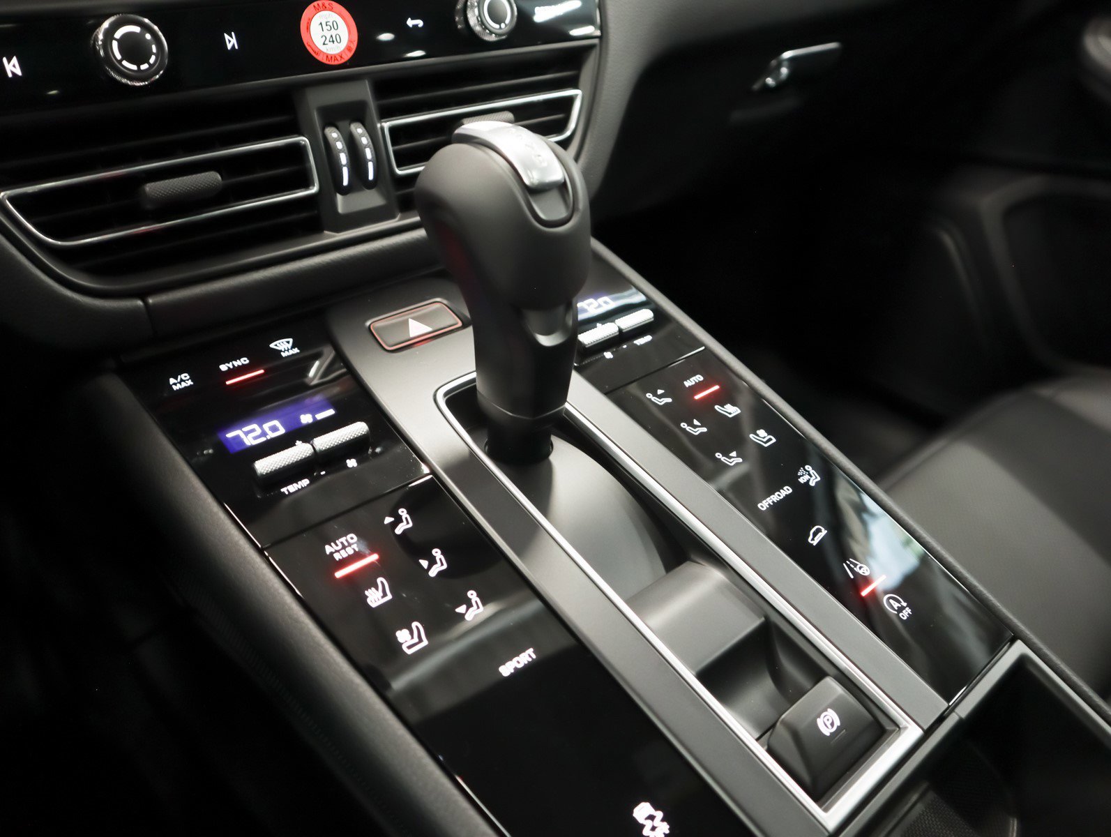 2026 Porsche Macan T photo 18