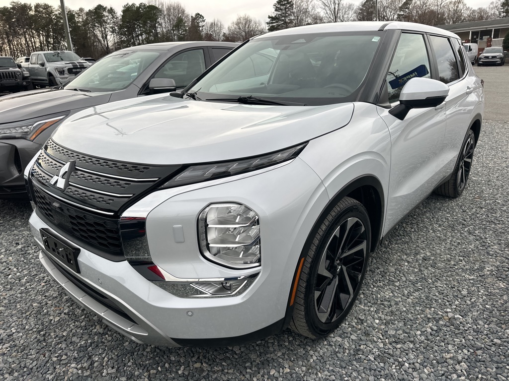 2023 Mitsubishi Outlander Plug-In Hybrid SE's photo