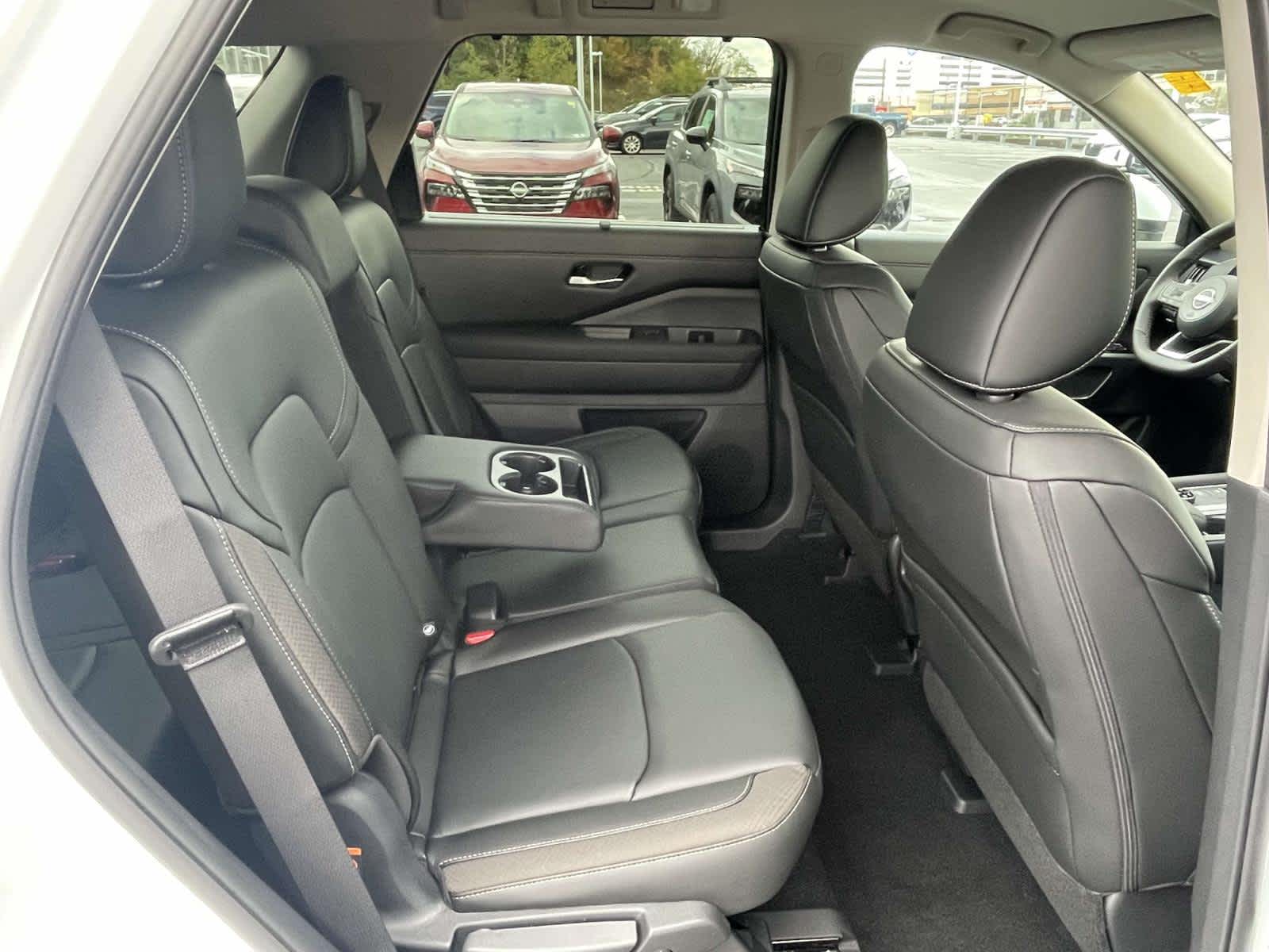 2025 Nissan Pathfinder SL photo 15
