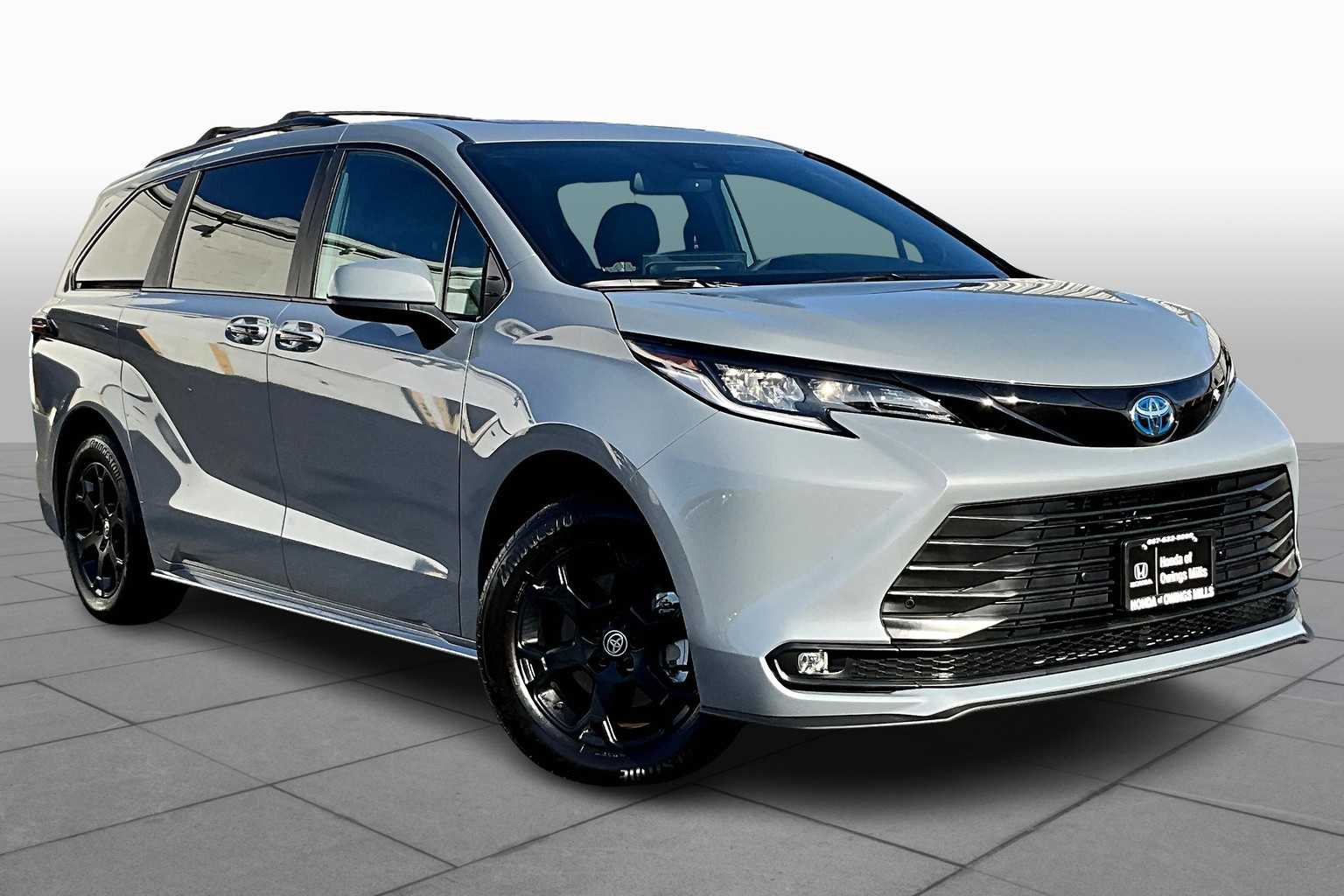 2025 Toyota Sienna Woodland Edition photo 2