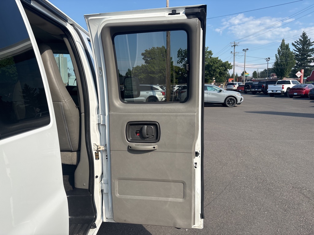 2016 Chevrolet Express 3500 Passenger Van photo 17