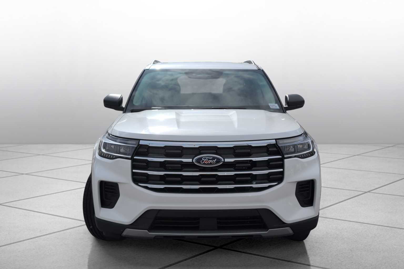 2025 Ford Explorer photo 2