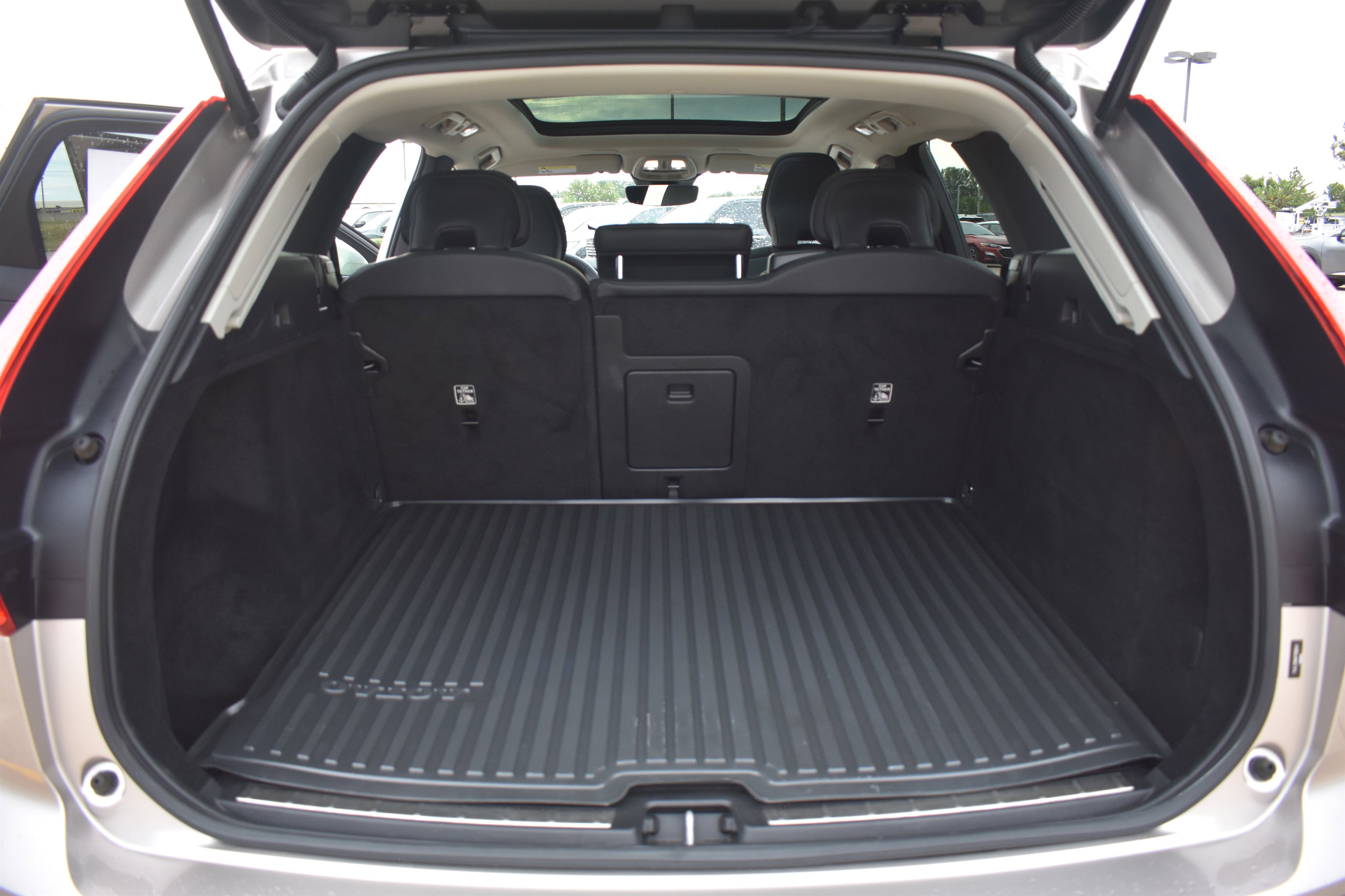 2023 Volvo XC60 B5 Plus photo 9