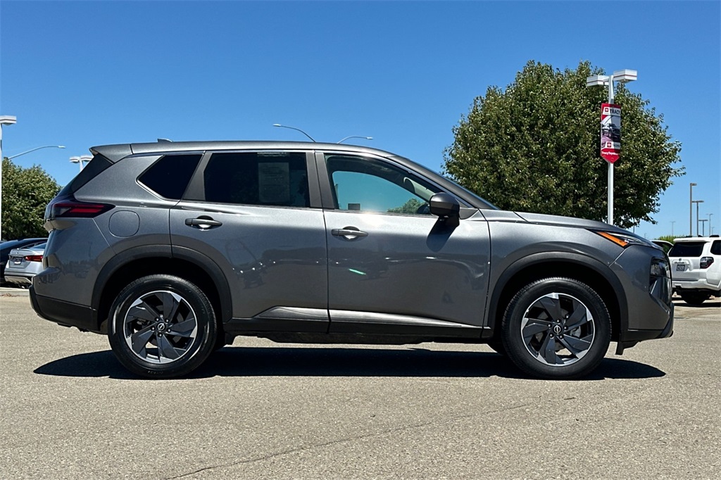 2024 Nissan Rogue SV photo 3