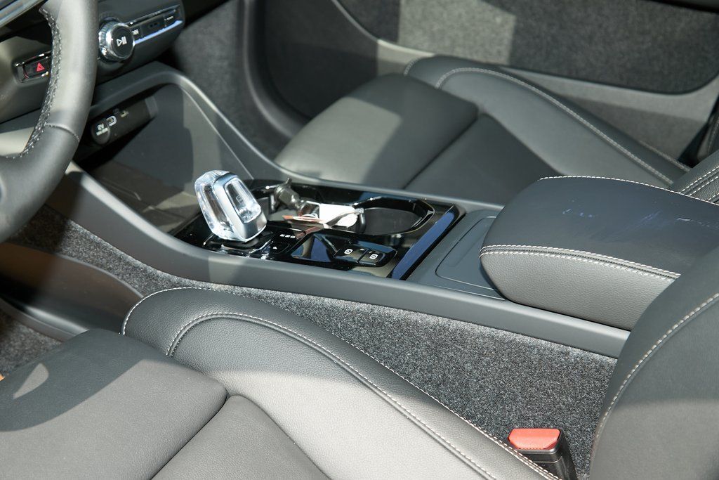 2026 VOLVO XC40 - Image 11